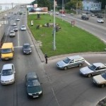 Азаров обещает построить в Украине европейские дороги