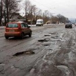 Азаров не может без слез смотреть на украинские дороги